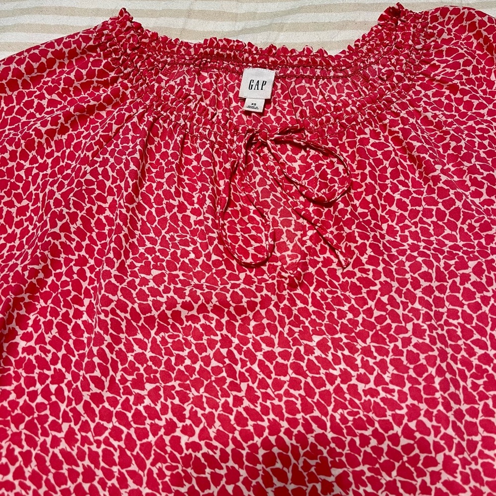 Hot pink giraffe print Gap Blouse with key hole and tie in the front 🎀